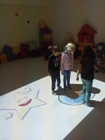 Dzieci podczas zabaw na magicznym dywanie i klockami.