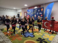 Klasa 5a na festynie szkolnym – taneczna podróż po Europie!