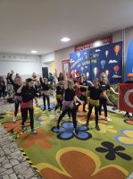 Klasa 5a na festynie szkolnym – taneczna podróż po Europie!