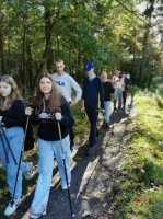 Marsz z kijkami trekkingowymi po borowskich lasach