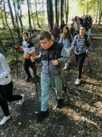 Marsz z kijkami trekkingowymi po borowskich lasach