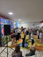Szwedzki klimat na festynie – 8b i 1b w rytmie „Mamma Mia”!