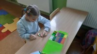 Dzieci w czasie zajęć poznają liczby za pomocą klocków.
