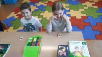 Dzieci w czasie zajęć poznają liczby za pomocą klocków.