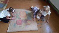 Dzieci rysują kosz z owocami.