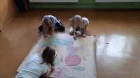 Dzieci rysują kosz z owocami.