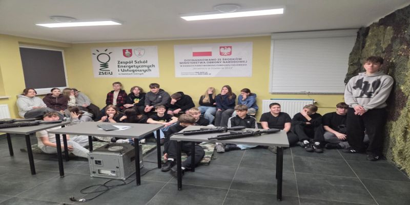 Klasa 8b odwiedziła strzelnicę w Zespole Szkół Energetycznych i Usługowych w Łaziskach Górnych 